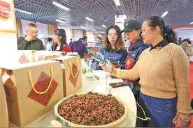 左右江革命老区628个贫困村和11个贫困县脱贫摘帽图片