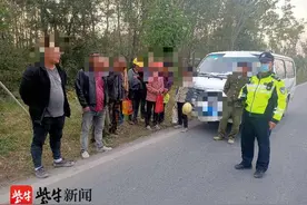 荷载6人的面包车载着11人往返打工图片