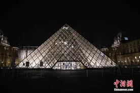 法国巴黎正式实施宵禁图片