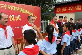 广西爱心企业捐赠价值70万元的净水设备，让村民喝上干净放心水图片