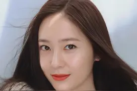 长着张厌世脸的郑秀晶，被评为“韩国最会穿的女人”图片