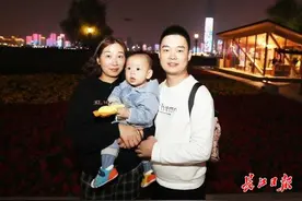 听，他们通过朗读亭将温暖和力量传递出去图片