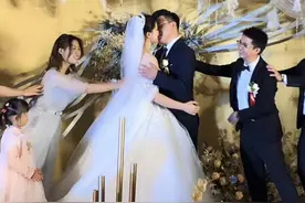 数千网友围观！同名同姓夫妻婚礼上深情告白，丈夫在公交站对妻子一见钟情图片