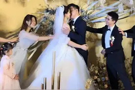 数千网友围观！同名同姓夫妻婚礼上深情告白，丈夫在公交站对妻子一见钟情图片