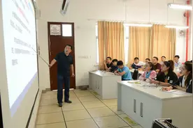 她努力学习中文，梦想成为中老铁路第一位女司机图片