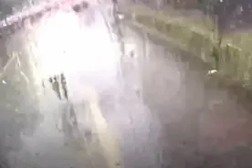 大雨中，杭州男子在路中央拼命往前跑！后面一辆公交车紧跟！早高峰这一幕，惊心动魄...图片