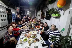 上海虹口近百年老房迎来动迁，居民摆长桌宴庆祝……图片