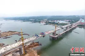 江西万安百嘉赣江大桥合龙 赣江汽运渡口即将成历史图片