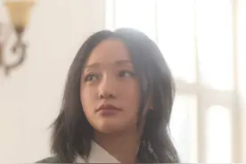 她独特的嗓音为自己的影视作品画龙点睛丨夜问图片