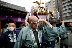 东京：疫情下的“三社祭”庆典图片