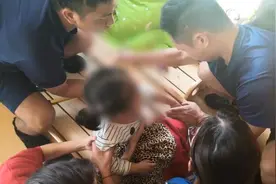 女童午睡被床“咬住”手指，消防员解困视频封面