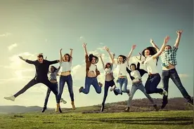 男团偶像恋情曝光：偶像与粉丝之间，是“互爱”还是“互害”？| 周末谈图片