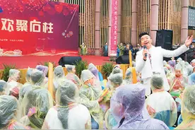 侨爱捂暖乡亲们的心图片