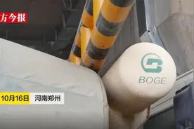 郑州一水泥罐车卡进限高杆3日未挪，看车人说出尴尬原因图片