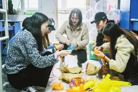 郑州女大学生摆摊救患癌母亲 热心同学们纷纷加入图片