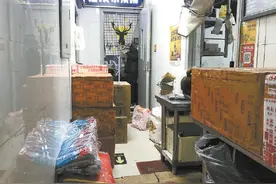 垃圾桶上架菜盆、公厕门口摆食材……个别外卖后厨卫生堪忧图片