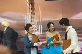 赵丽颖给王一博介绍前辈现场王一博害羞耳朵红了好腼腆图片