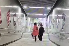 看着都疼！安徽一女子下楼时玩手机踩空，从十几层台阶上摔下：脸部受伤严重视频封面