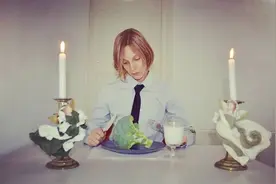 女作家们的着装 可不单有书卷气图片