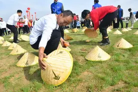 体育扶贫助力乡村振兴｜农民健身大会 欢乐送到田间图片