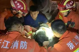 整整两个小时，杭州消防员钻进排水管里救出一个小女孩图片