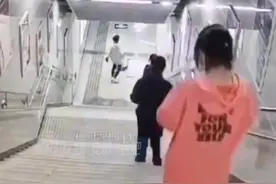 合肥一女子看手机踩空滚下地铁站楼梯，脸部受伤送医图片