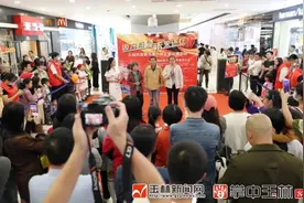 一场义卖，让坚强母子泪目图片