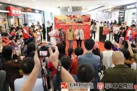 一场义卖，让坚强母子泪目图片