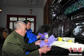 从风华正茂到白发苍苍：英雄老兵为将军守墓一生无悔图片