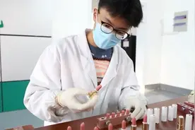 制药学院男生自制唇膏送女友：见她买唇膏开销大