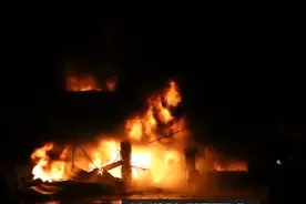 宿州：油罐车起火引燃商铺 屋内还有2名高龄被困者图片