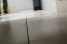 女生上厕所碰到窥视者该怎么办？立即报警！视频封面