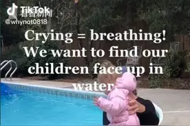 1岁女婴穿的严严实实被推进泳池 女教练“袖手旁观”结果令人欣慰图片