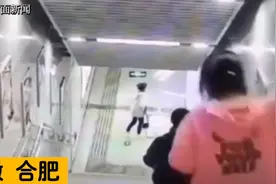 惊险！女子地铁站内低头玩手机不慎摔倒滚下楼梯图片