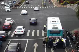 早高峰公交抛锚 11名路人推车解围视频封面