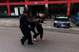 与男友吵架后，女子昆明当街吞服40多颗安眠药图片