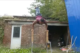 高手！腿部残疾的他练成麒麟臂行走 这功夫太震撼了图片