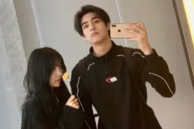 基因强大！宋威龙与亲姐合照 高颜值获赞腿长逆天图片