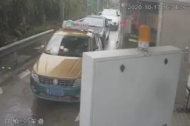 出租车司机单手比“6”，高速收费员秒懂求援图片
