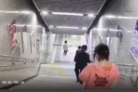 隔着屏幕都心疼！女子看手机踩空滚下地铁站楼梯，脸部受伤图片