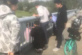 女孩为情所困欲跳湖，英勇民警一个“熊抱”将其救回图片