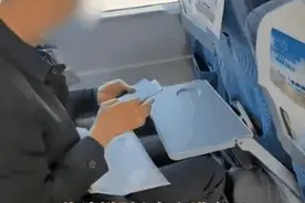 “你智商有问题？我有义务吗？”男子拒让靠窗女子入座！网友：踩过去图片