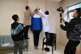 独家！四川乐山14岁男孩高221厘米，挑战最高青少年吉尼斯世界纪录图片