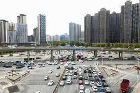 这里，即将新建一批停车场……图片