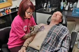 英国爸爸在胸前纹了个黑色蕾丝bra……背后用意却超暖啊图片