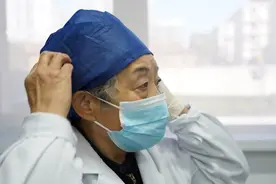 在自己腿上“挖洞”试药，她发明的药膏治愈无数伤口图片