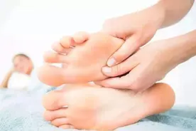 睡前足背拉一拉，打通经络，比按摩还有效图片