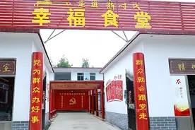 99秒丨过生日吃蛋糕 瞧瞧曲阜这些老人在幸福食堂里的“好日子”图片