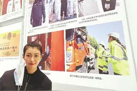 两名女警走进抗疫展，讲述自己照片背后的故事——这身“守护蓝”就是肩上责图片