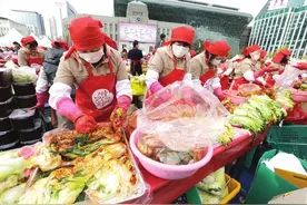 菜价暴涨引发韩国主妇泡菜告急，白菜卖到3000多韩元一颗，白菜地频现偷菜贼图片